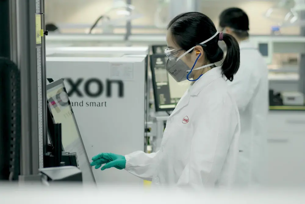 汉高技术专家在实验室操作仪器。