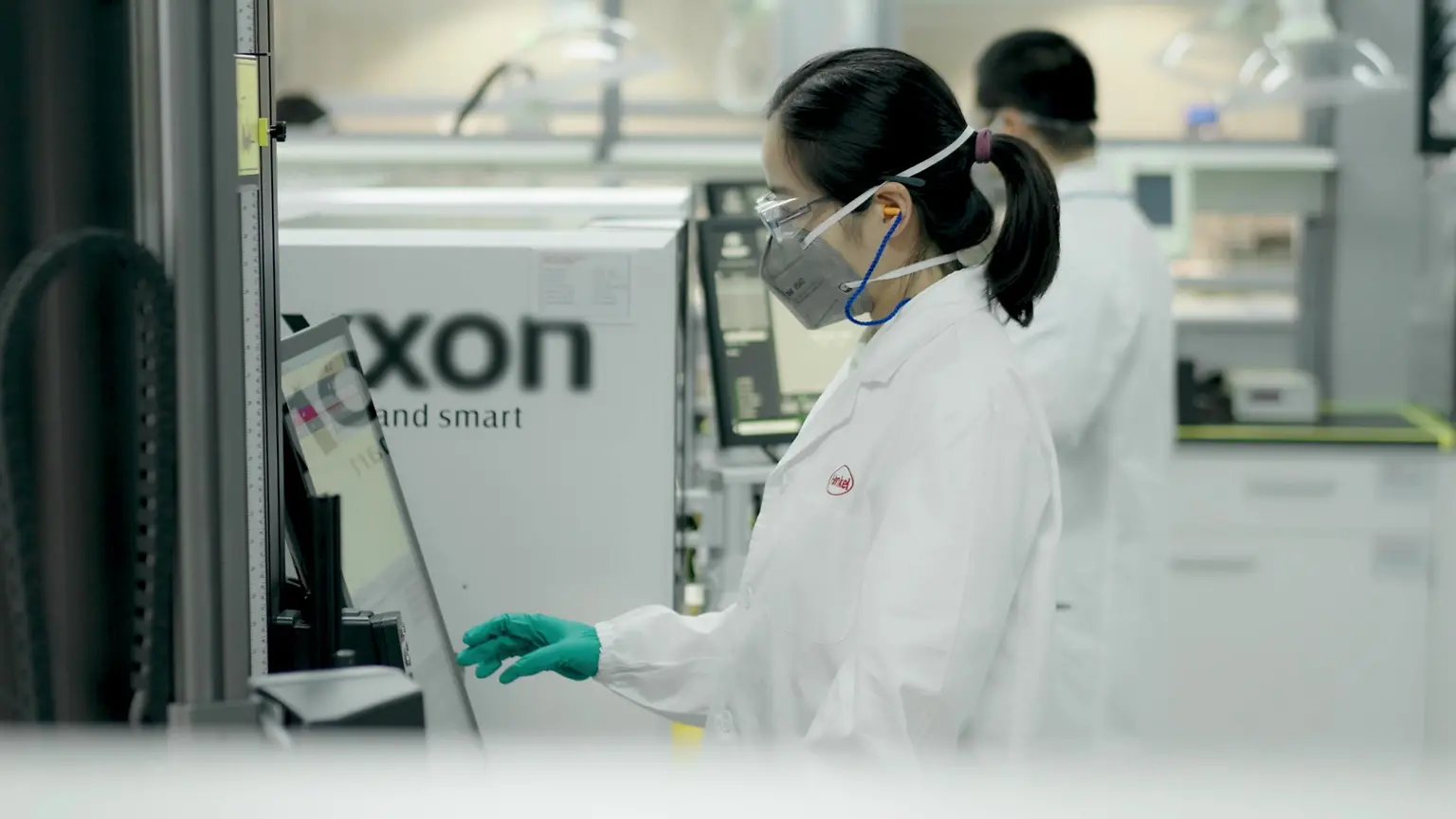 汉高技术专家在实验室操作仪器。