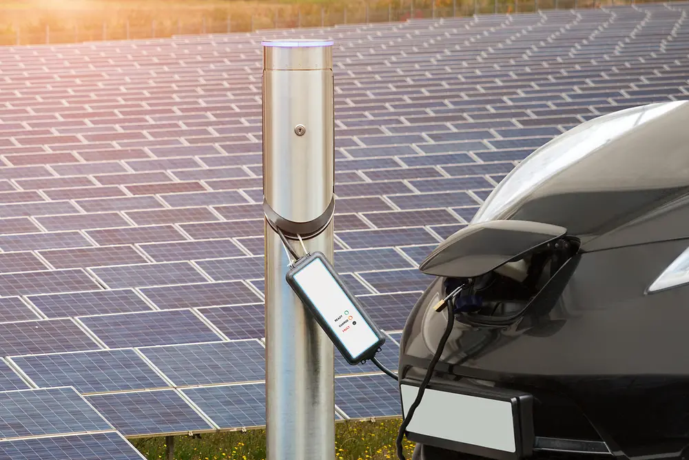 太阳能电池板前的电动汽车