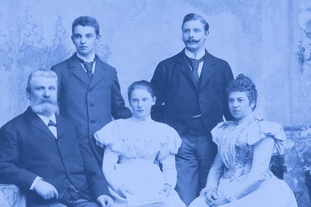 多张汉高早期产品的组合影像，包括复古包装、洗涤剂瓶、实验室工作人员工作场景，以及历史广告画面，整体呈现为蓝色调。