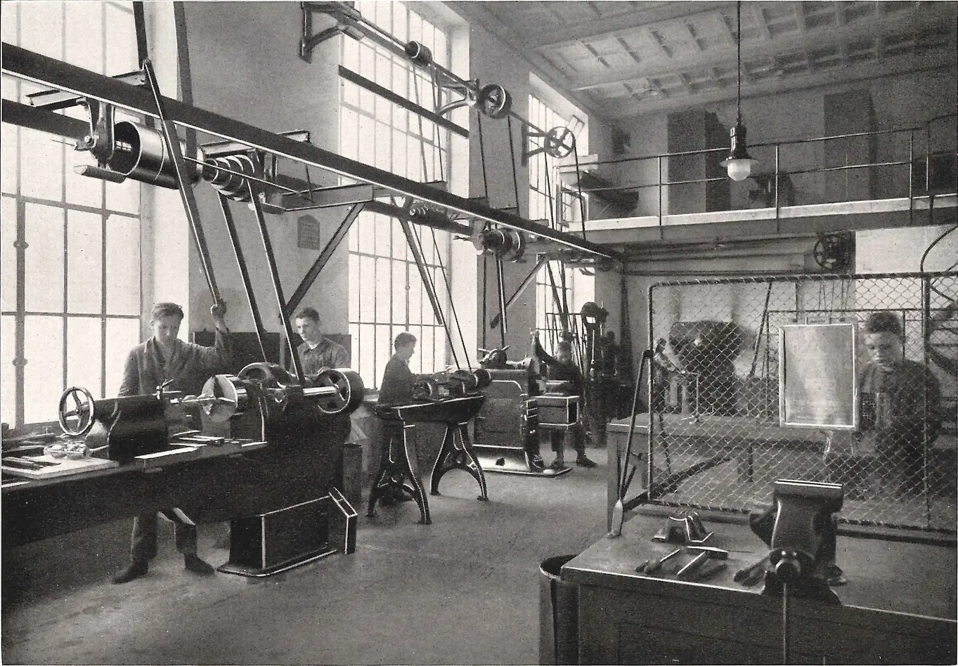 学徒在金属加工车间操作设备。