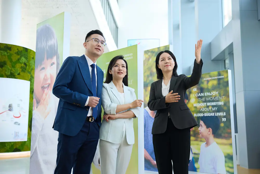 客户体验创新经理在汉高粘合剂技术上海创新体验中心的主题展区中,客户体验创新经理两位客户提供了启发性的导览体验。