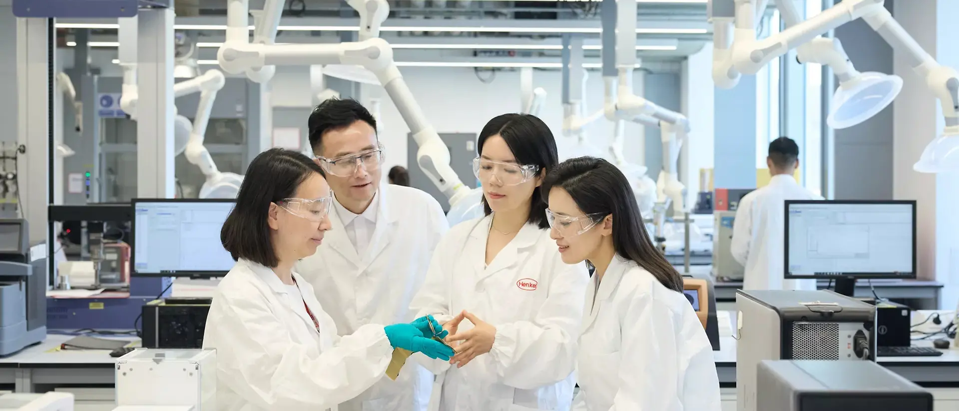 photo-inspiration-center-shanghai-customers-technicians-thermal-lab