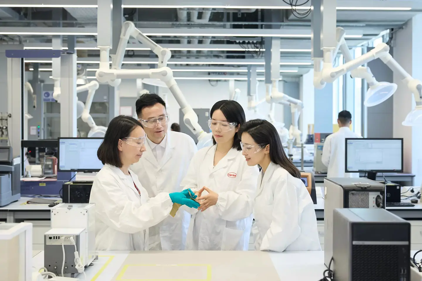 photo-inspiration-center-shanghai-customers-technicians-thermal-lab