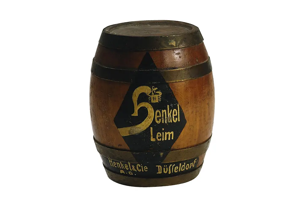 1925年汉高胶水包装罐的微型复制品。