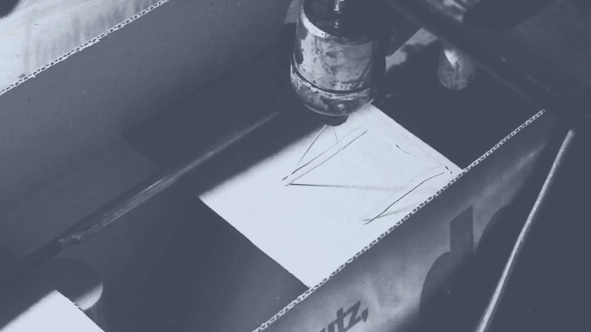 Technomelt热熔胶通过喷头涂覆到纸箱上，用于密封。