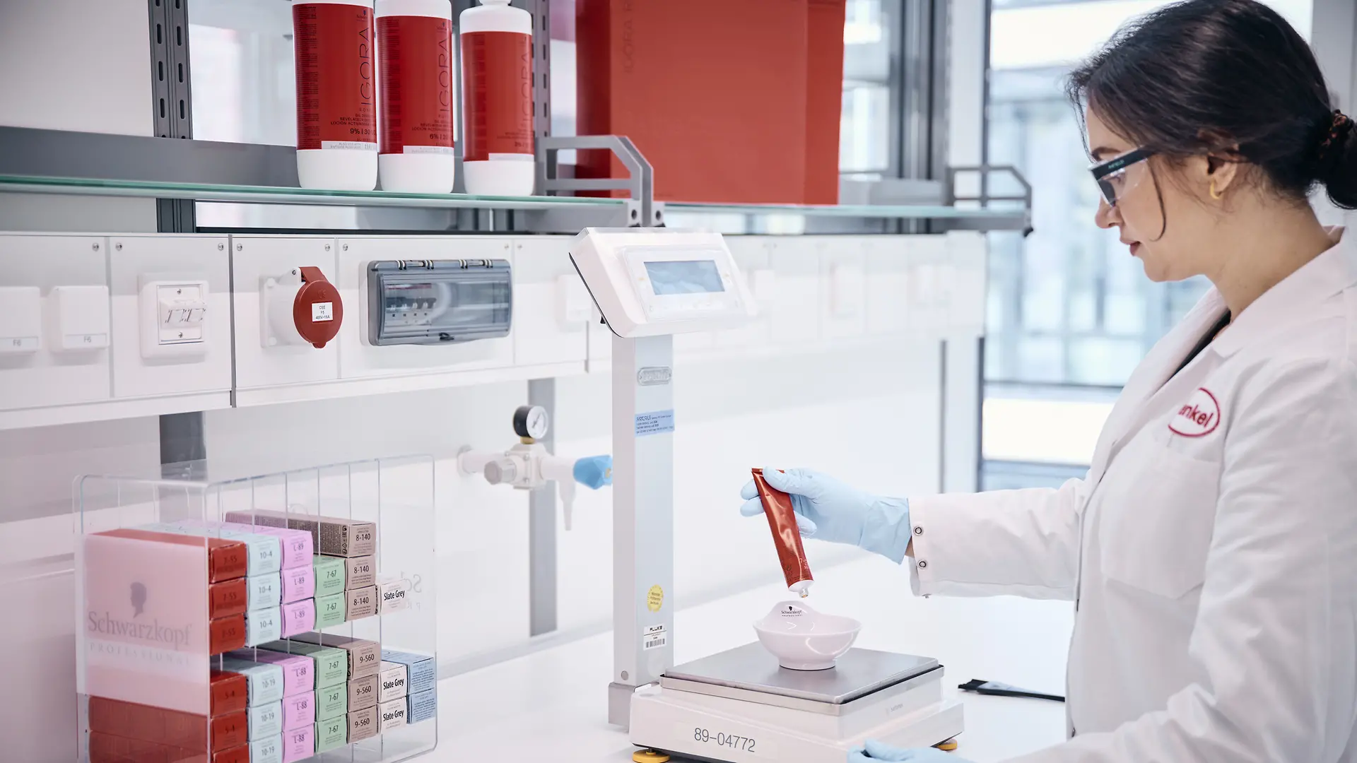 实验室员工在称量和测试产品。