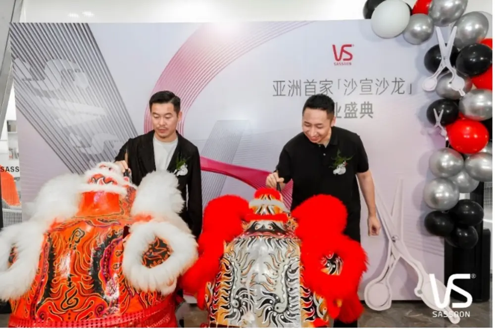 
汉高消费品牌业务部沙宣品牌业务负责人周一旭与MU集团多品牌美学主理人暨沙宣沙龙亚洲首店主理人王绍虎共同为瑞狮点睛