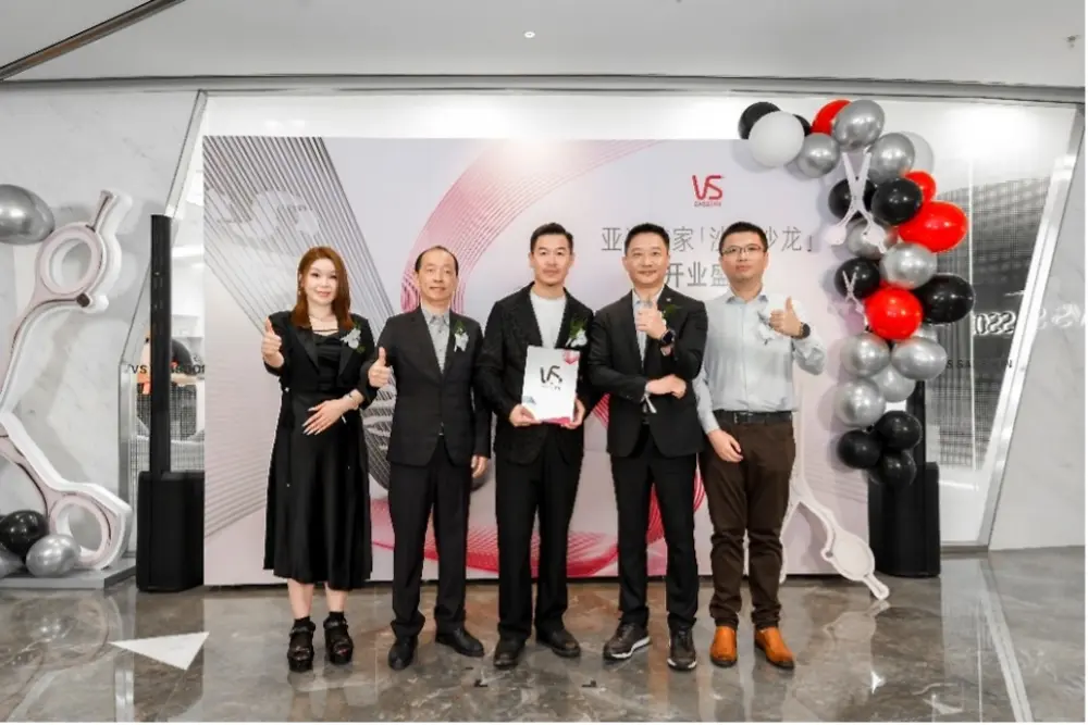 
汉高消费品牌业务部大中华区副总裁钟经伟向亚洲首店正式授牌