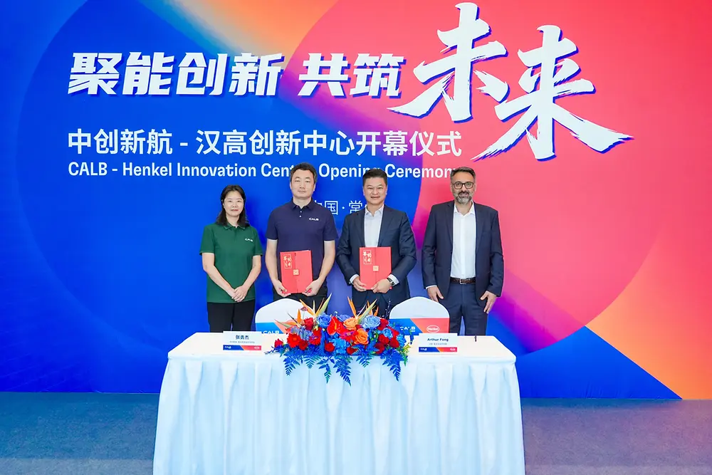 
Representatives from CALB and Henkel during the signing of the Memorandum of Understanding for the strategic cooperation.