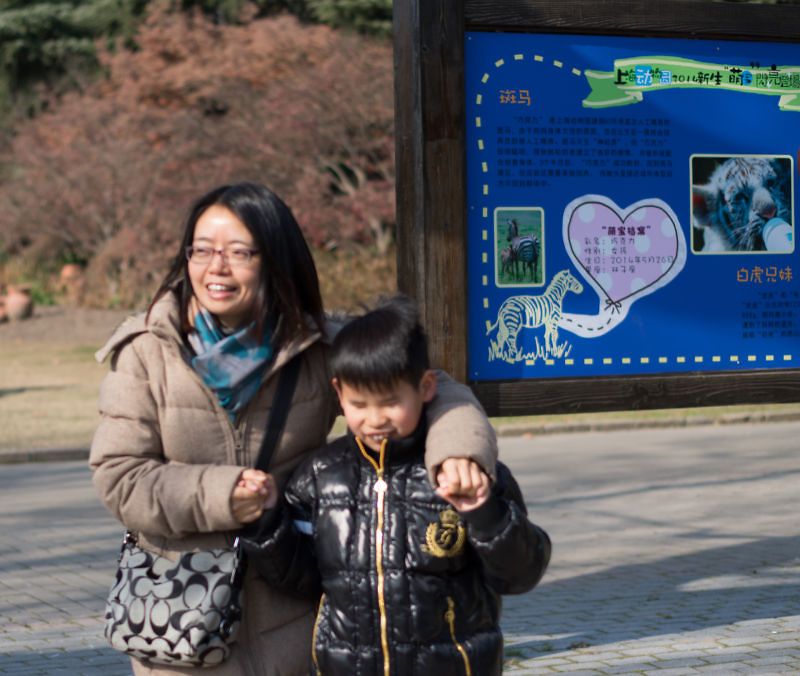 
Joyce Guo郭红（女士），汉高大中华区人力资源总监，陪伴一名“感恩之绿”公益项目的受助儿童在动物园游玩