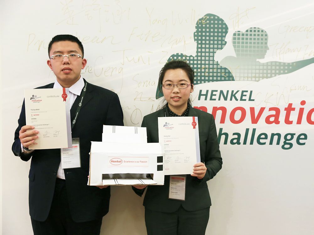 
北京化工大学Brilliance Gathered团队最终夺冠，两位选手分布是鲍天宇（左）和顾湘（右）