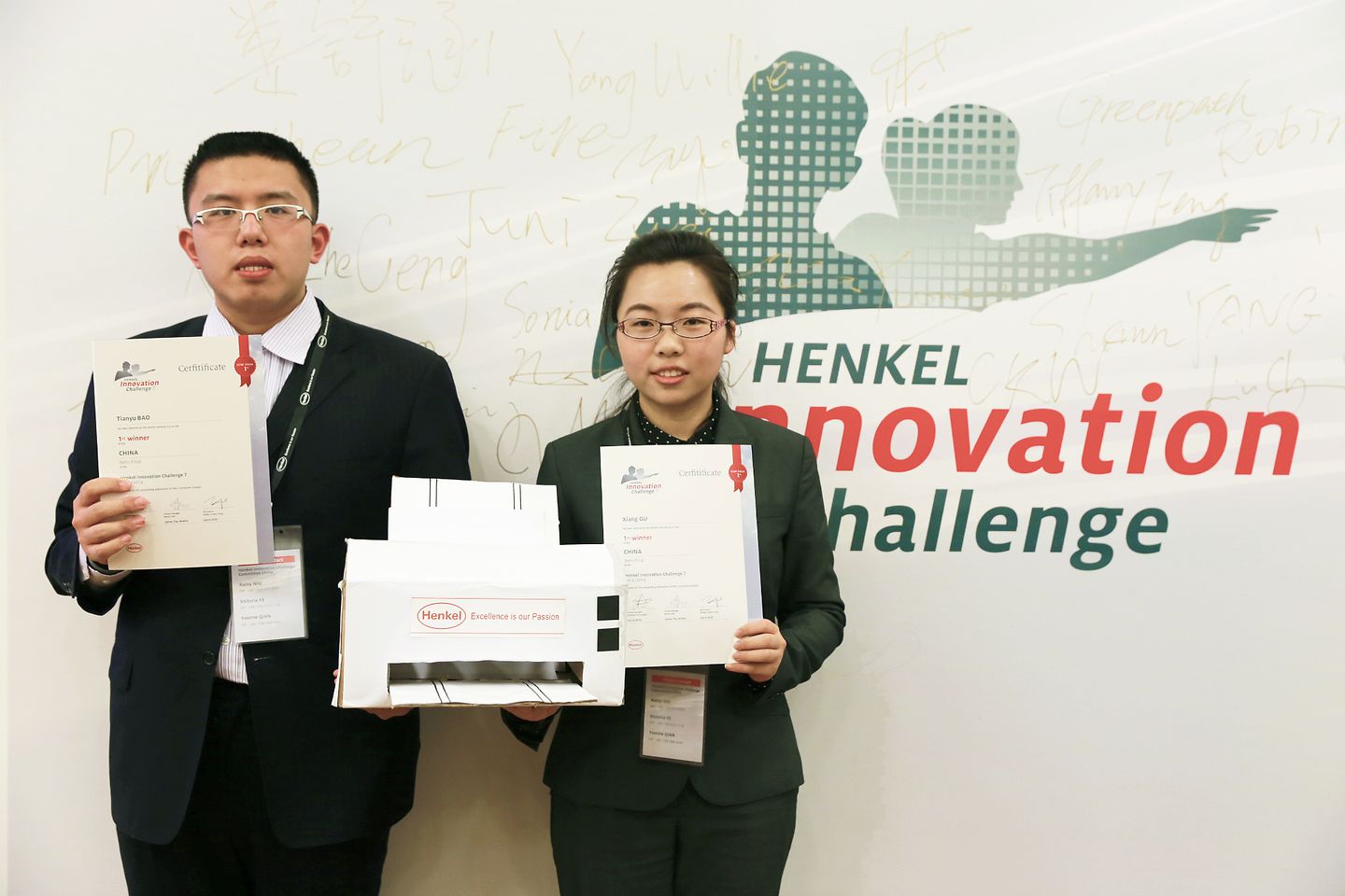 

北京化工大学Brilliance Gathered团队最终夺冠，两位选手分布是鲍天宇（左）和顾湘（右）