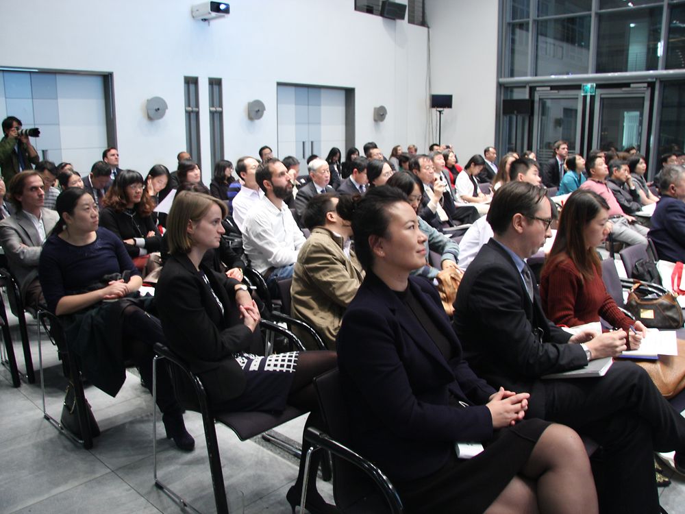 

听众们在位于北京的德国大使馆参与圆桌讨论的话题