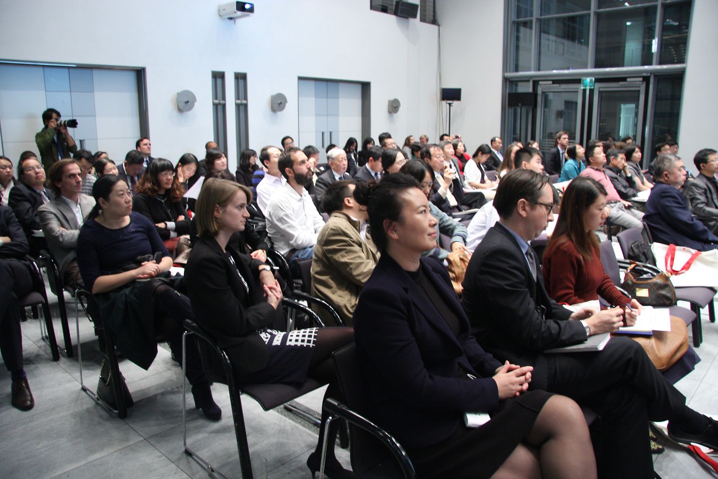 
听众们在位于北京的德国大使馆参与圆桌讨论的话题