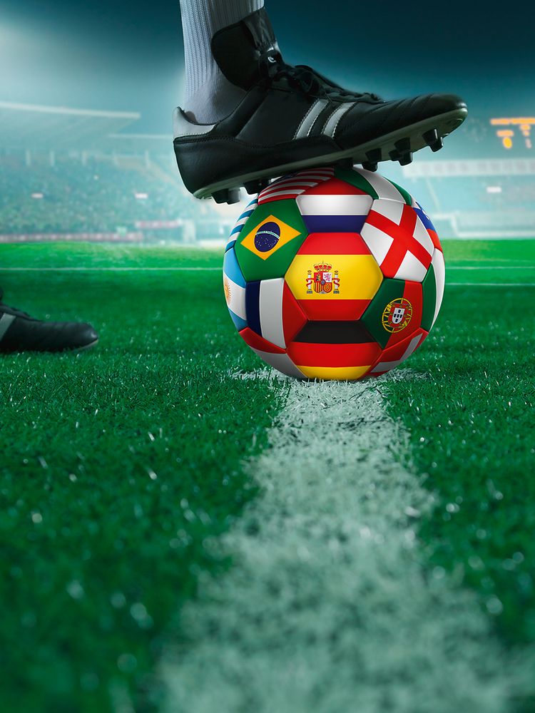 
球鞋和足球都是足球比赛的主要影响因素