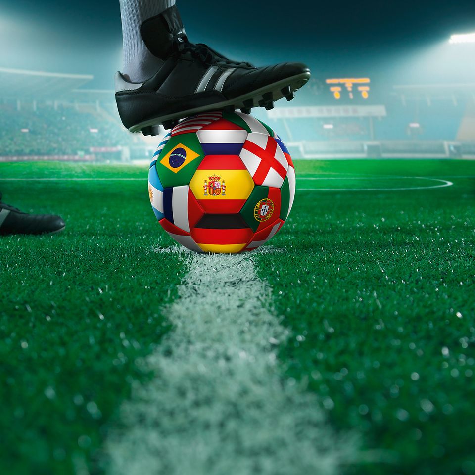 

球鞋和足球都是足球比赛的主要影响因素