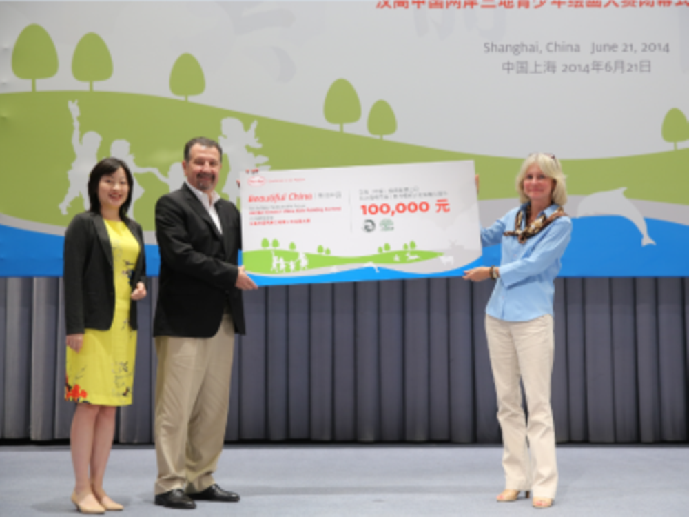 

汉高大中华区总裁Faruk ARIG艾峡甫（先生）和汉高企业公共关系和传讯部总监Anna ZHUANG庄薇（女士）向上海根与芽青少年活动中心捐款，用于百万植树计划