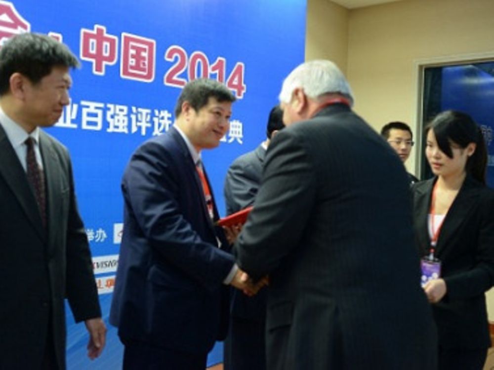

IA销售经理Michael Cheung从主办方手中接过奖杯和证书