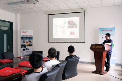 
汉高中国通用工业技术服务部方佳莹与车队指导老师王建峰做技术交流