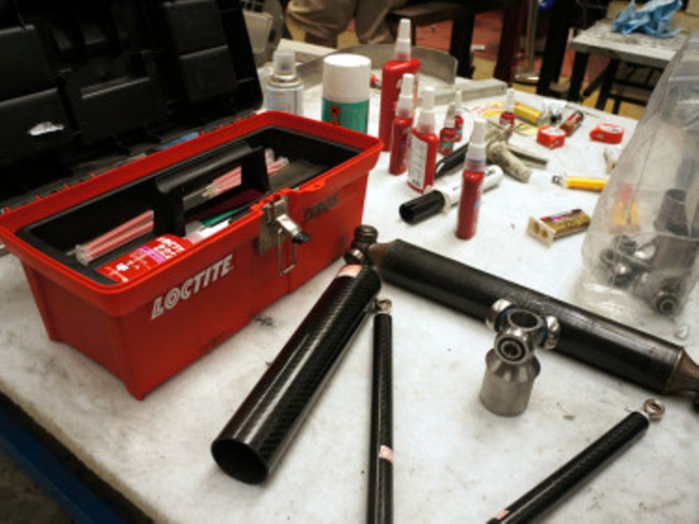 

HRT车队实验室内的乐泰工具箱