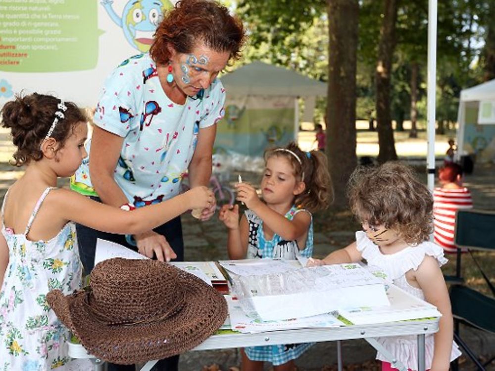 
汉高在Forlanini 公园组织孩子们参加可持续发展游戏。