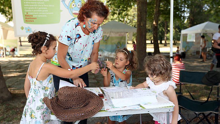 
汉高在Forlanini 公园组织孩子们参加可持续发展游戏。
