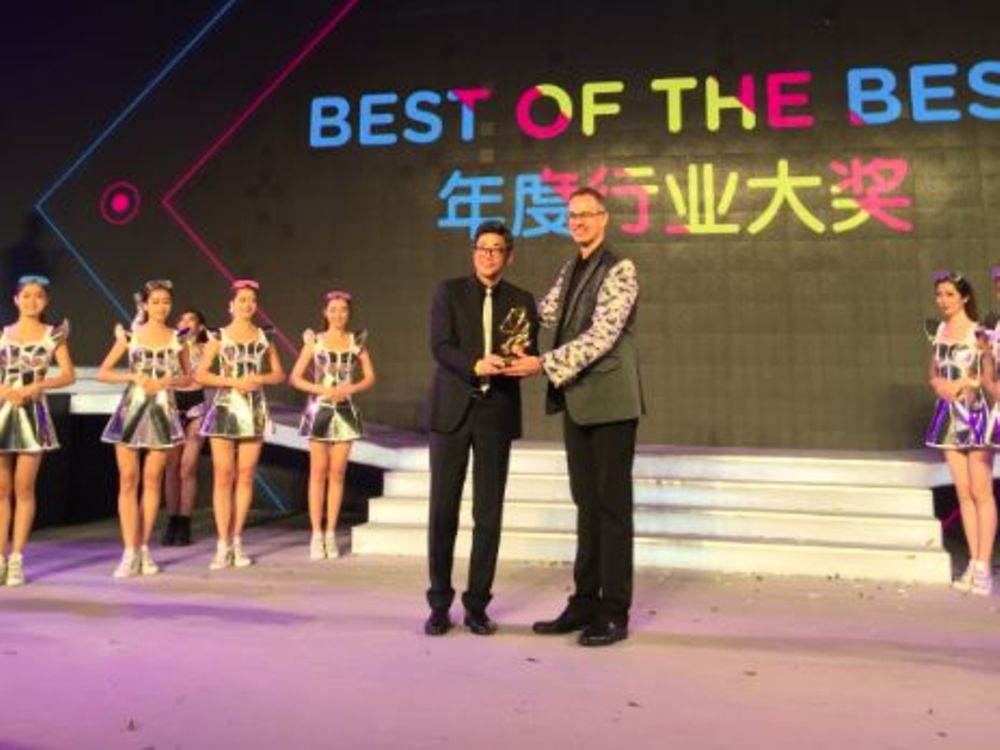 汉高（中国）投资有限公司大中华区化妆品零售部总经理王涛James（先生）领取“年度行业大奖”