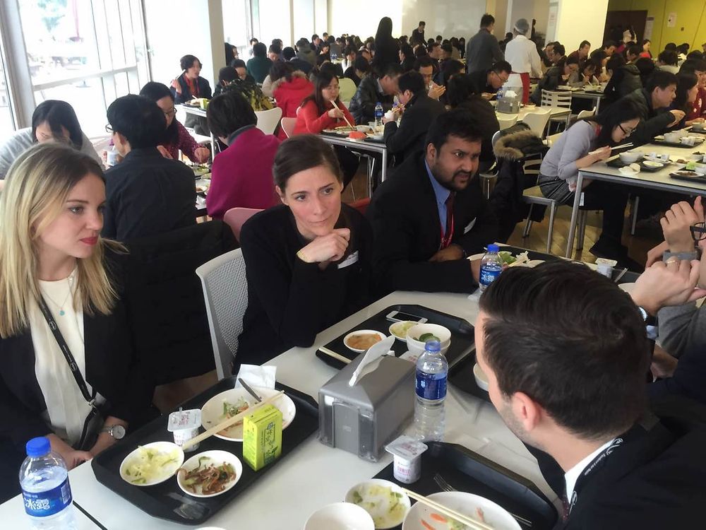 学生们和汉高管理层经理们中午在员工餐厅里愉快用餐和交流