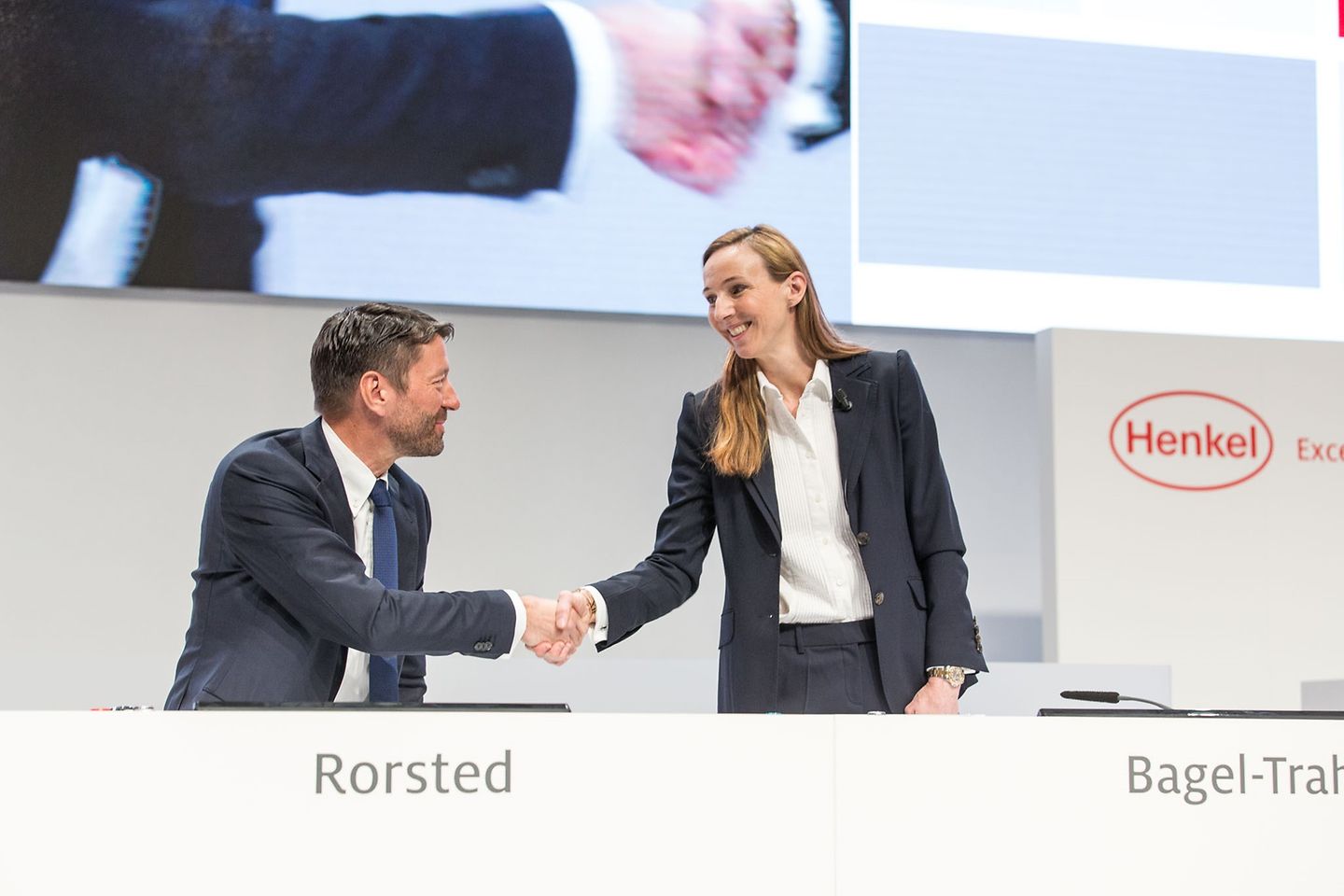 Handshake between Kasper Rorsted and Simone Bagel-Trah at AGM2016